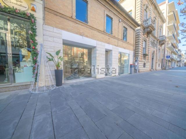 Locale Commerciale in affitto a San Marone, Marche
