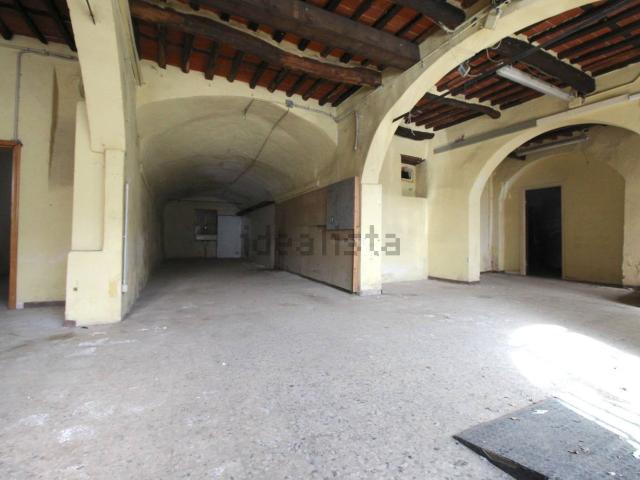 Locale Commerciale in affitto a Collecchio, Uzzano E Castello