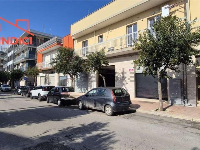 Locale Commerciale in affitto a Puglia, Bari