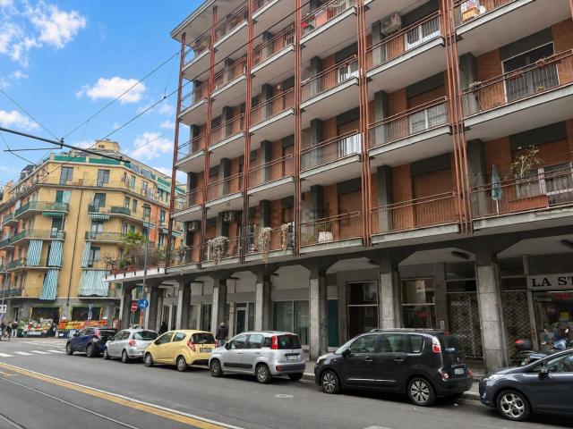 Locale Commerciale in affitto a Circoscrizione 5, Piemonte