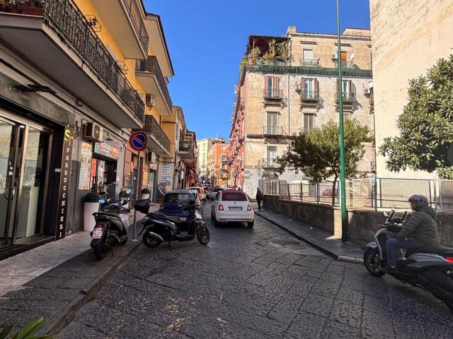 Locale Commerciale in affitto a Municipalità 3, Campania