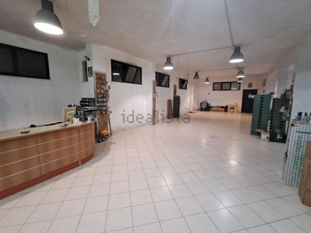 Locale Commerciale in affitto a Calabria, Catanzaro