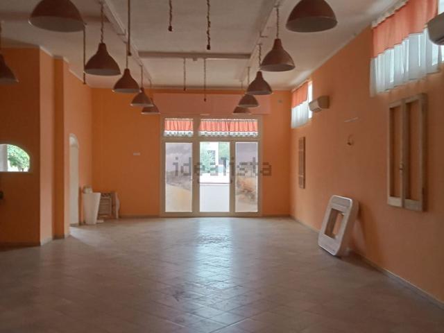 Locale Commerciale in affitto a Moscufo, Abruzzo