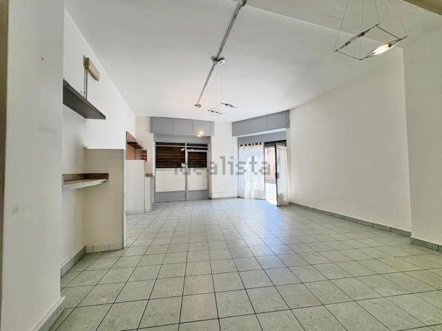 Locale Commerciale in affitto a Gurone, Malnate