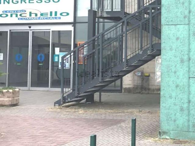 Locale Commerciale in affitto a Val d’Enza, Re