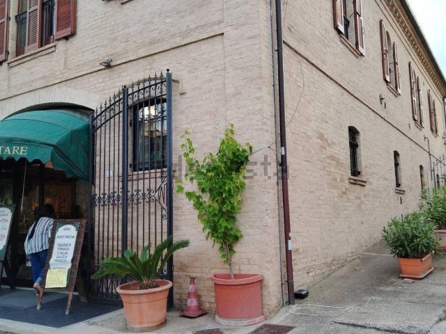 Locale Commerciale in affitto a Marche, Fermo