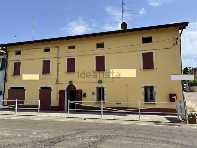 Locale Commerciale in affitto a Nuovo Circondario Imolese, Imola