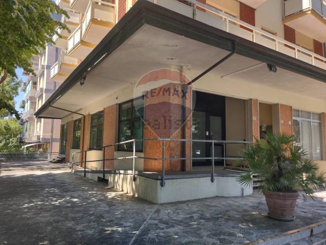 Locale Commerciale in affitto a Viserba Monte, Rimini