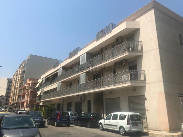 Locale Commerciale in affitto a Puglia, Bari