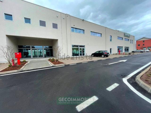 Locale Commerciale in affitto a Guarda, Montebelluna