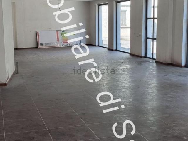Locale Commerciale in affitto a Volta-Prealpi, Saronno
