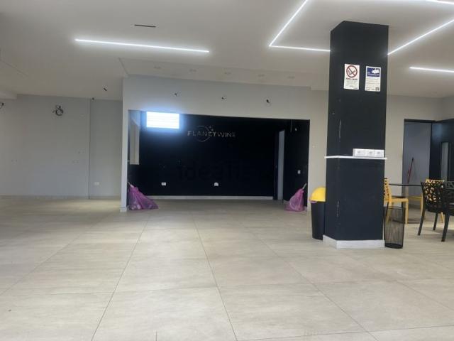 Locale Commerciale in affitto a Trentola, Campania