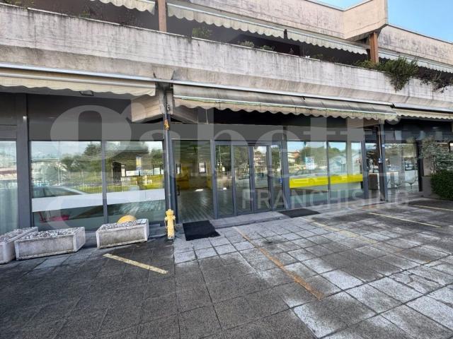 Locale Commerciale in affitto a Dorotina, Mozzo