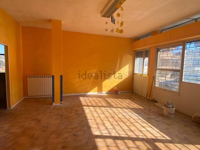 Locale Commerciale in affitto a Marche, Fermo
