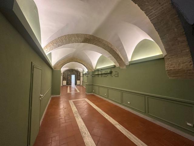 Locale Commerciale in affitto a Foligno, Umbria
