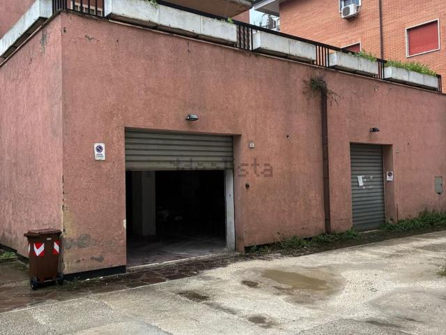 Locale Commerciale in affitto a Campolimpido, Roma Capitale