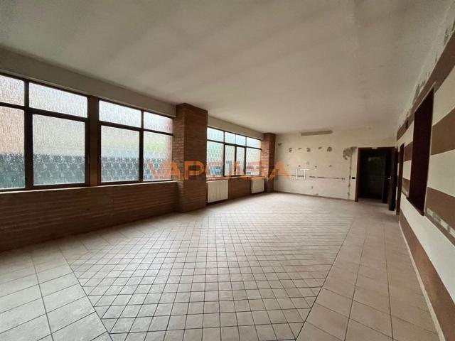 Locale Commerciale in affitto a Romano Di Lombardia, Lombardia