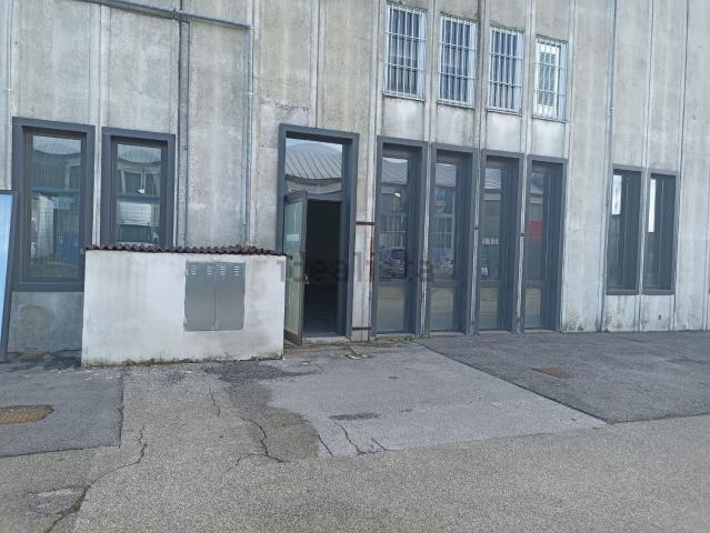 Locale Commerciale in affitto a Chiani, Palazzo Del Pero