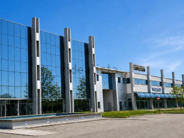 Locale Commerciale in affitto a Nervesa Della Battaglia, Veneto