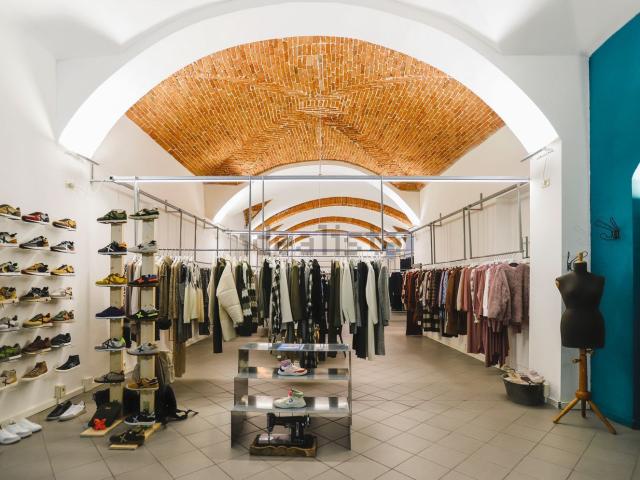 Locale Commerciale in affitto a Rione San Secondo, Piemonte