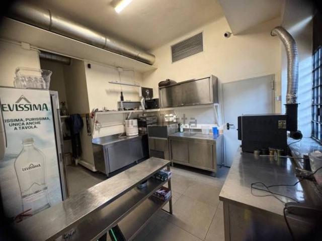 Locale Commerciale in affitto a Centro, Gallarate