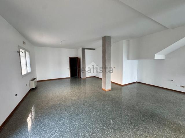 Locale Commerciale in affitto a Fonte, Loria