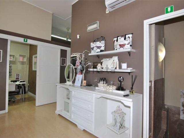 Locale Commerciale in affitto a Bareggia, Lissone
