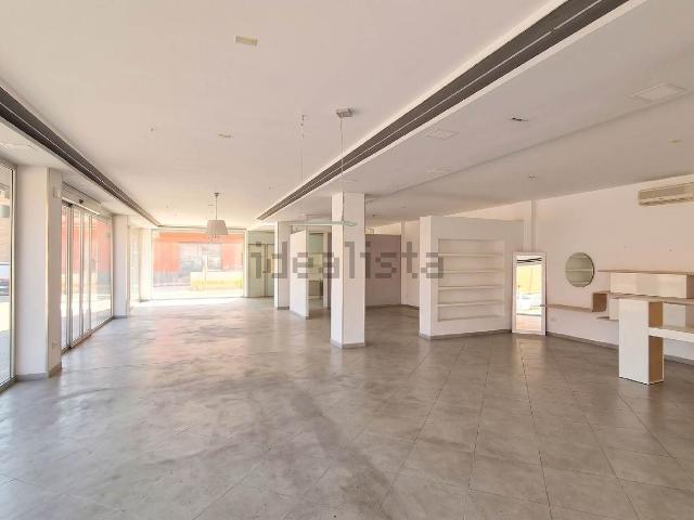 Locale Commerciale in affitto a Mondragone, Campania