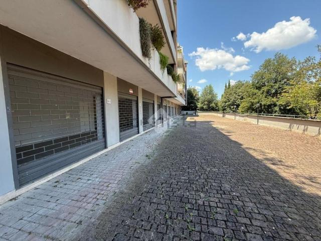 Locale Commerciale in affitto a Municipio Roma III, Roma Capitale