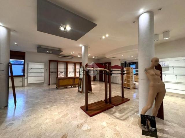 Locale Commerciale in affitto a Battaglia Terme, Veneto