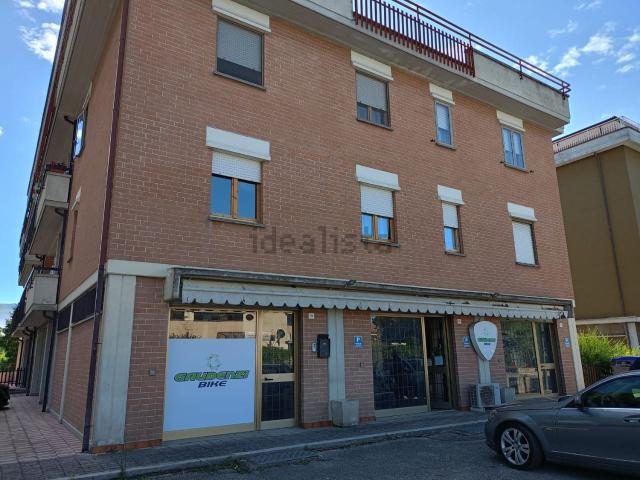 Locale Commerciale in affitto a Borroni, Foligno
