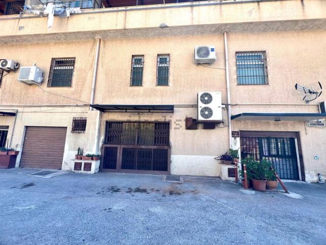 Locale Commerciale in affitto a II Circoscrizione, Palermo