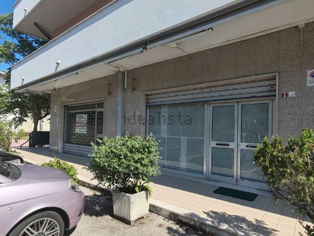 Locale Commerciale in affitto a Cappelle Sul Tavo, Abruzzo