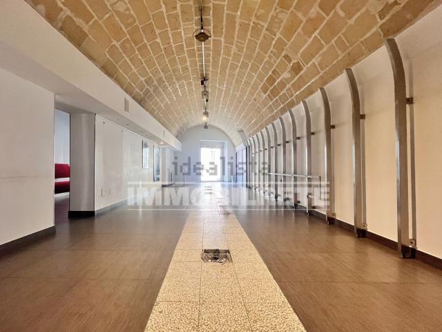 Locale Commerciale in affitto a Puglia, Bari