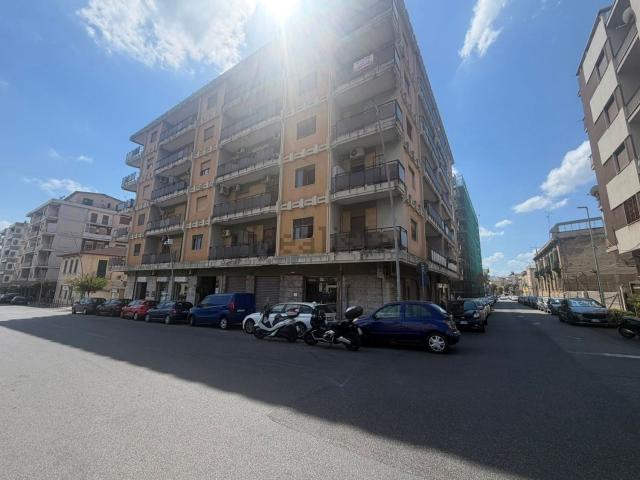 Locale Commerciale in affitto a III Circoscrizione, Messina