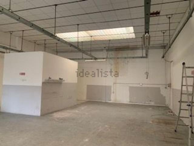 Locale Commerciale in affitto a La Pace, Palazzo Del Pero