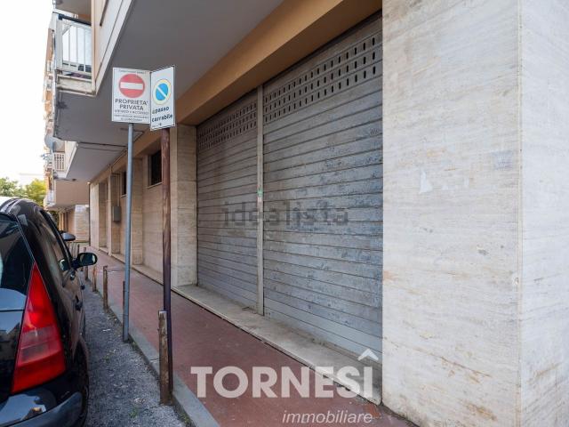 Locale Commerciale in affitto a Terracina, Lazio
