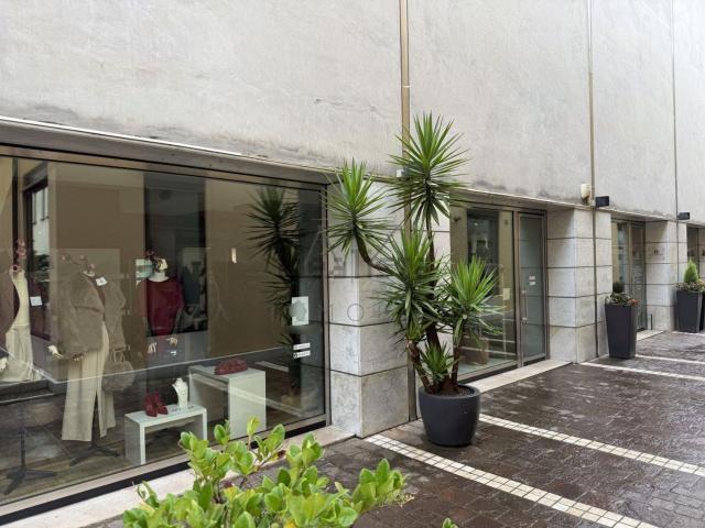 Locale Commerciale in affitto a Castelfranco Veneto, Veneto