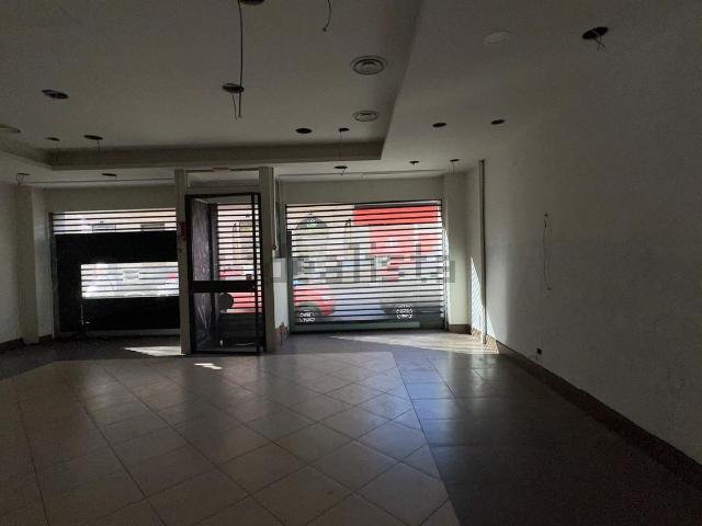 Locale Commerciale in affitto a Circoscrizione 4, Piemonte