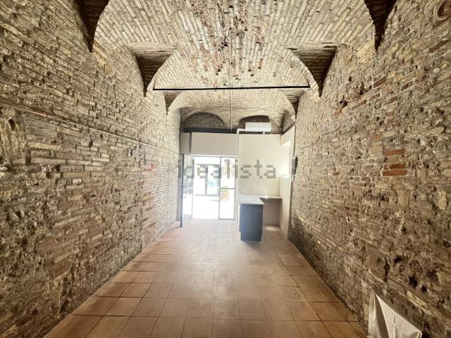 Locale Commerciale in affitto a Marche, Fermo