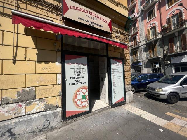 Locale Commerciale in affitto a Municipalità 10, Campania