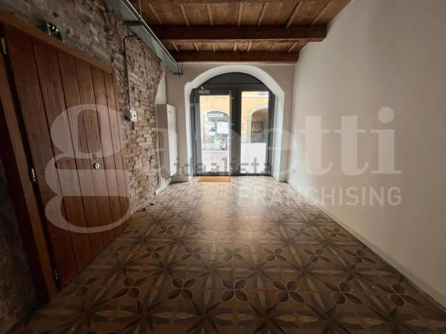 Locale Commerciale in affitto a Borgo Palazzo, Bergamo