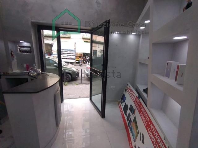 Locale Commerciale in affitto a Municipalità 3, Campania
