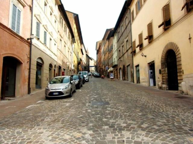 Locale Commerciale in affitto a Marche, Pesaro E Urbino