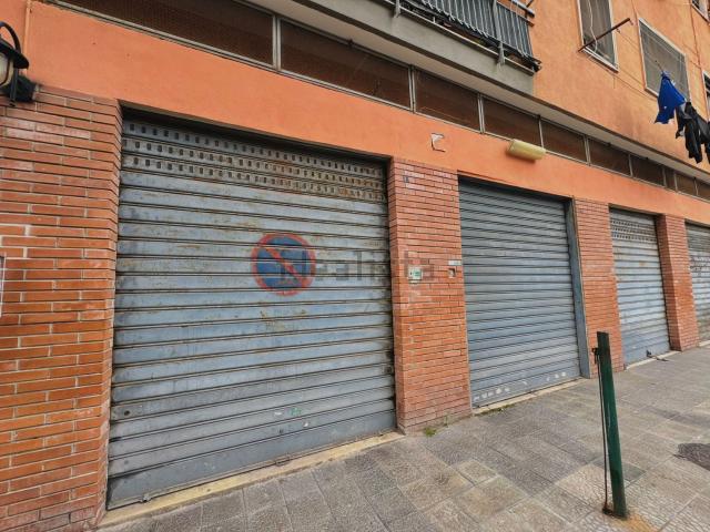 Locale Commerciale in affitto a Municipalità 10, Campania