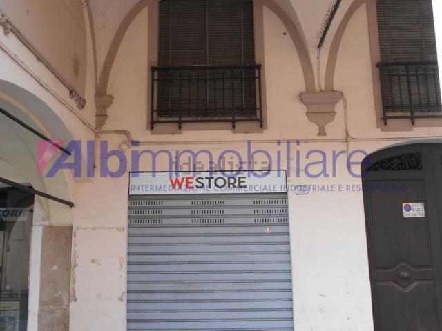 Locale Commerciale in affitto a San Pietro città, Re