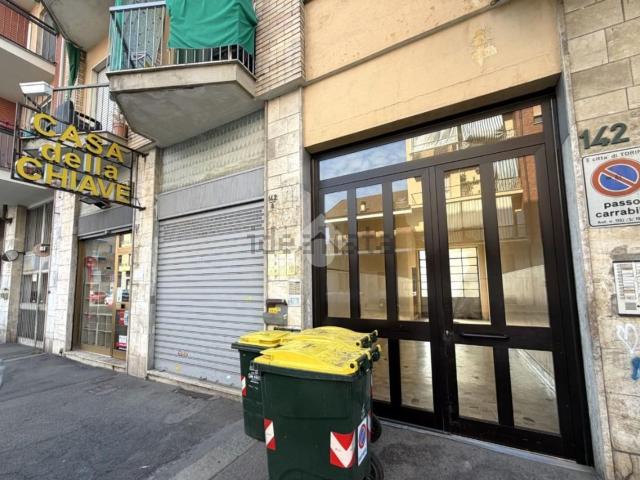 Locale Commerciale in affitto a Circoscrizione 5, Piemonte