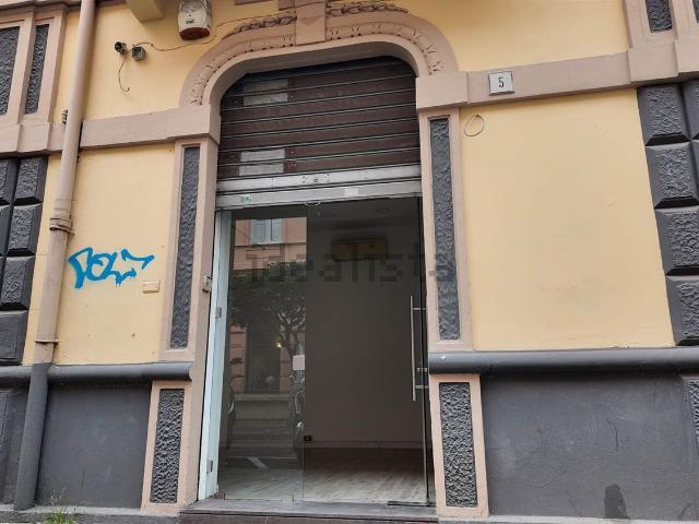 Locale Commerciale in affitto a Salerno, Campania