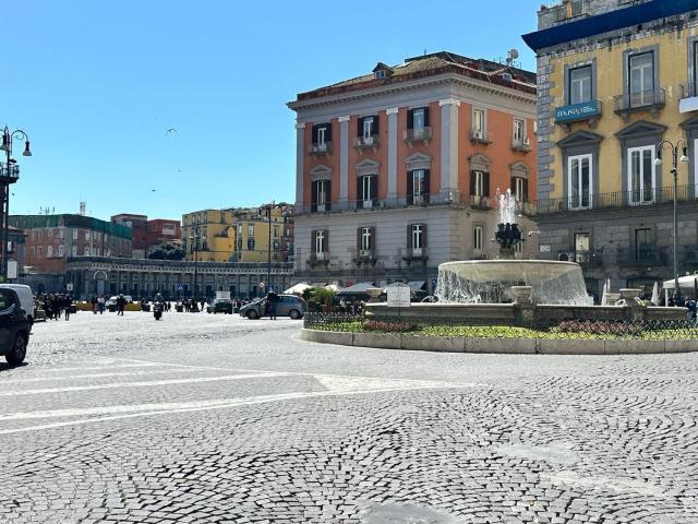 Locale Commerciale in affitto a Municipalità 1, Campania