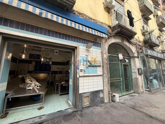 Locale Commerciale in affitto a Municipalità 10, Campania